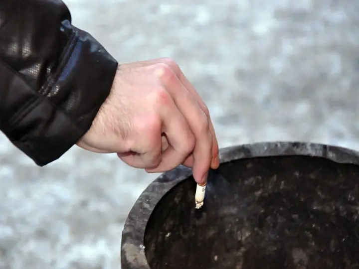 Россияне массово бросают курить: за год сократились розничные продажи сигарет