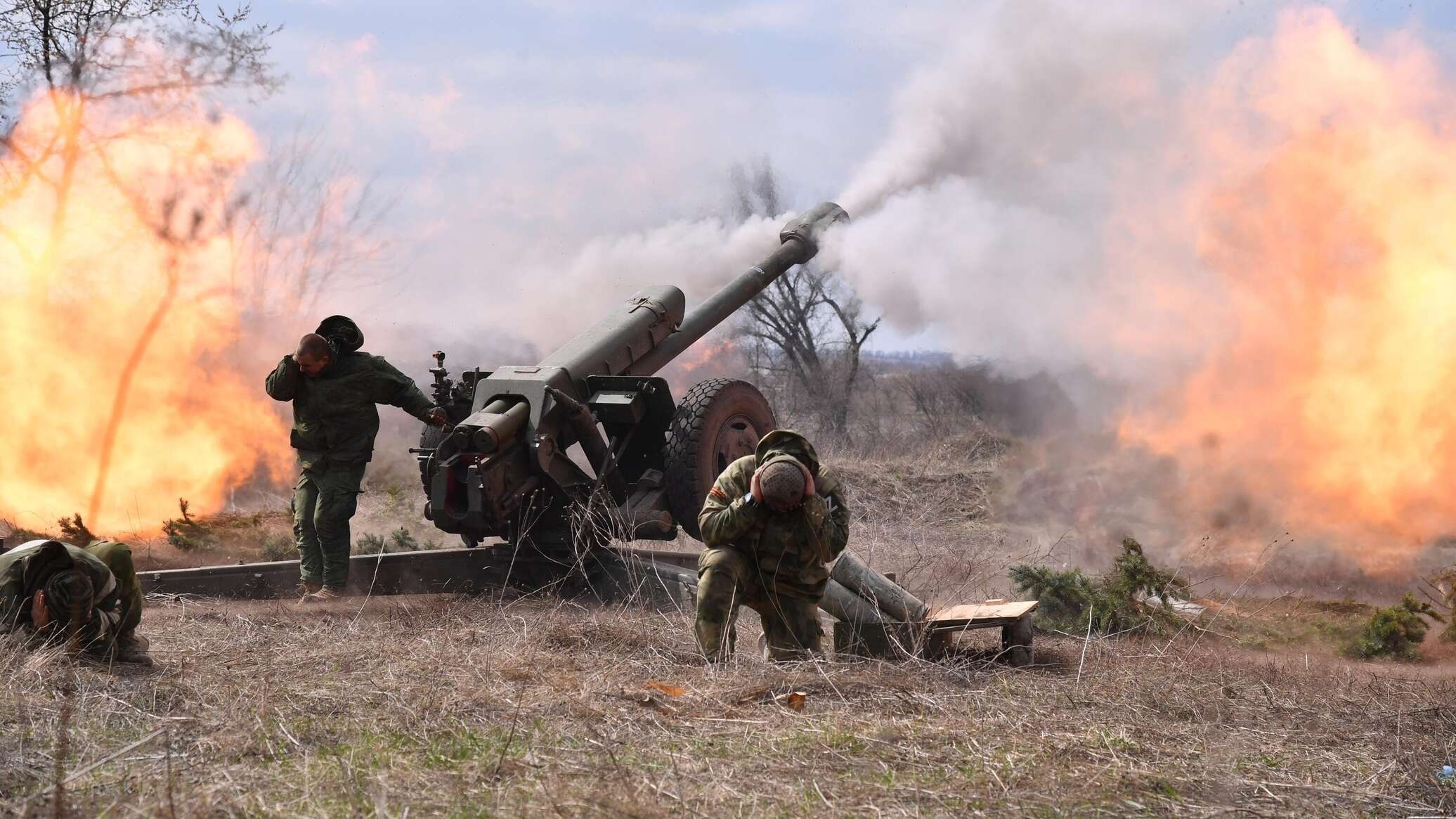 Что произошло на донецком направлении. Военная операция на Украине 2022. Военный артиллерист. Артиллерия в бою на Украине. Артиллерийские войска России в Украине.