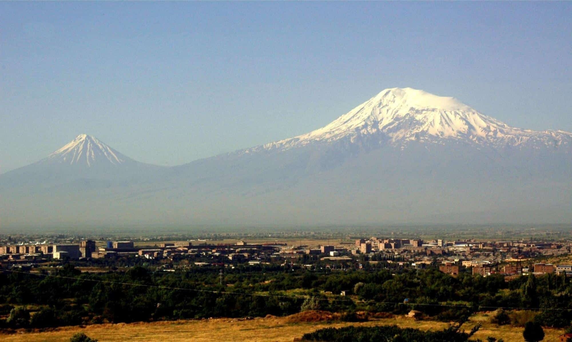 Гора арарат в армении или в турции. Гора Арарат Турция. Гора Арарат и Масис. Армения Ереван гора Арарат. Гора Арарат с Араратской Долиной.