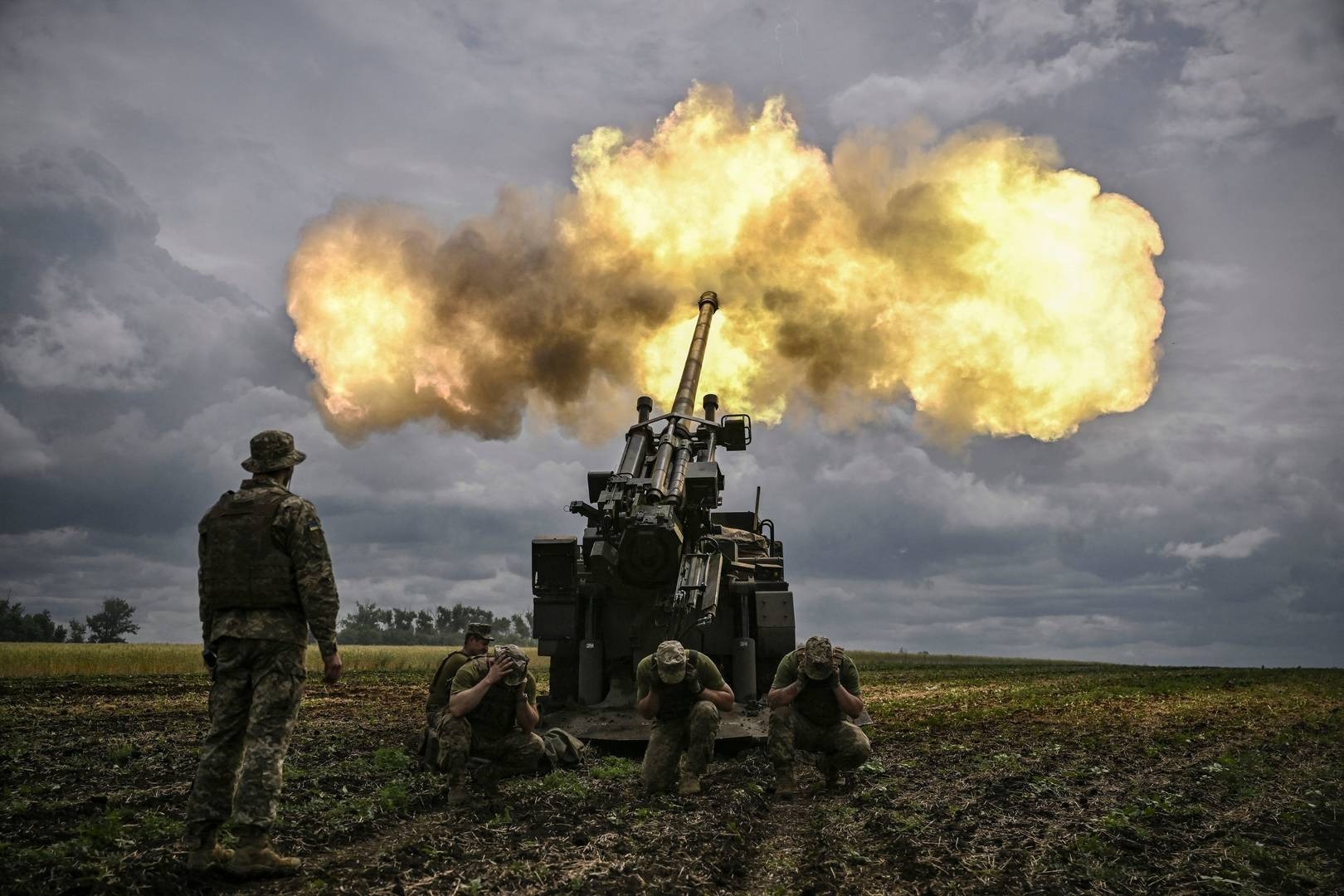 Поражение российских войск. Артиллерия ведет огонь. Военные действия. Артиллерия в бою на Украине.