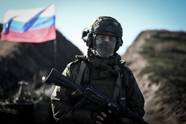 Житель Авдеевки расплакался от радости, увидев бойцов с российскими флагами