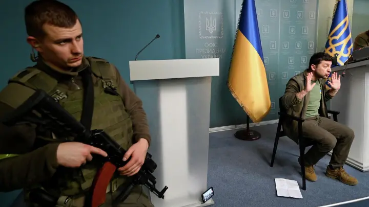 Зеленского могут тайно вывезти из Киева в более безопасное место