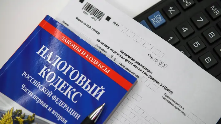 Россиян, получающих больше 83 тыс. в месяц заставят платить повышенный налог