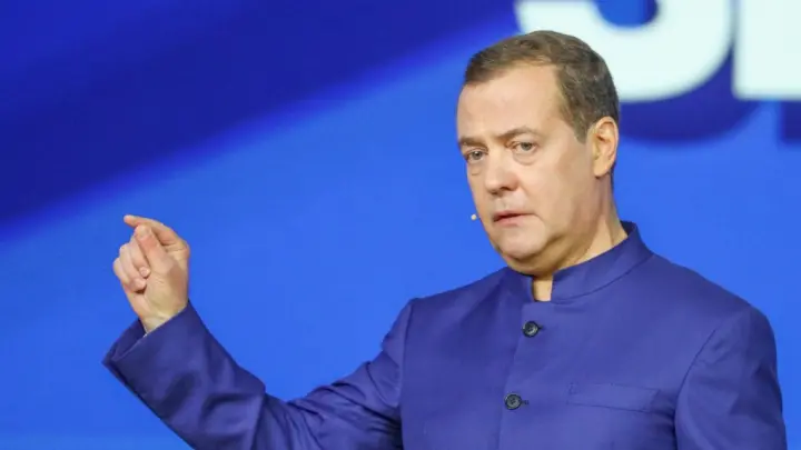 Байден «редкий идиот» – за что Медведев обозвал американского президента