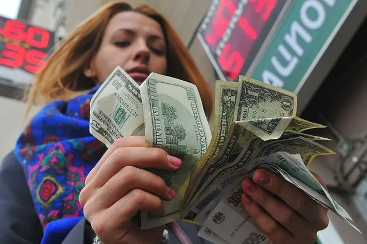 В России массово избавляются от доллара и евро