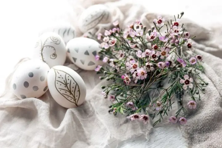 Изысканный праздничный стол на Пасху: как украсить его с помощью цветов