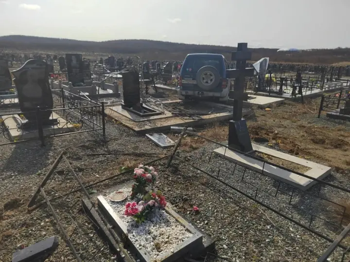 На Сахалине водитель проехал по могилам на кладбище и снёс памятники