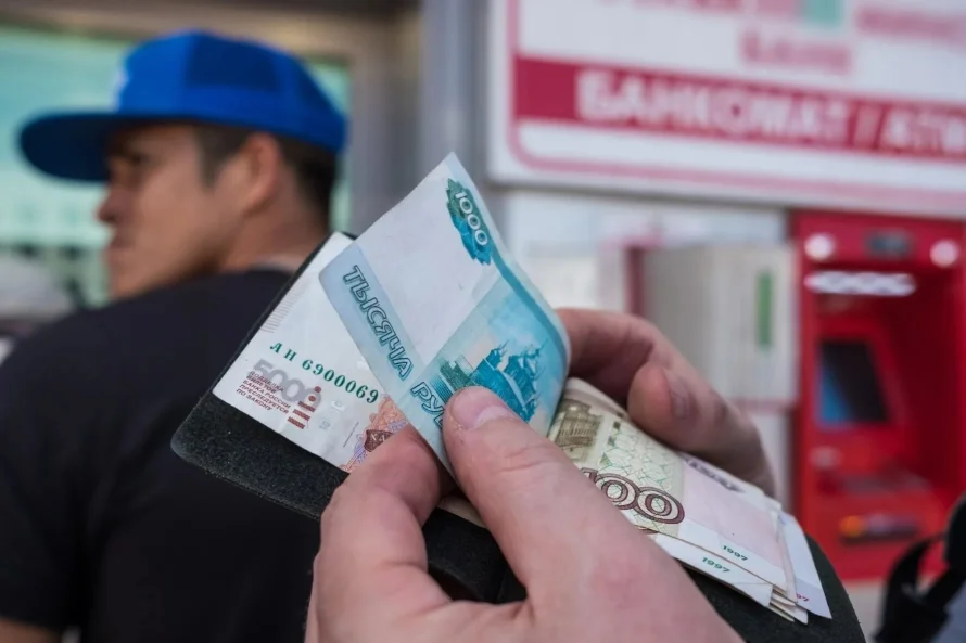 Россиян предупредили о блокировке небольших и частых переводов на карты: с 1 июня действуют новые правила контроля