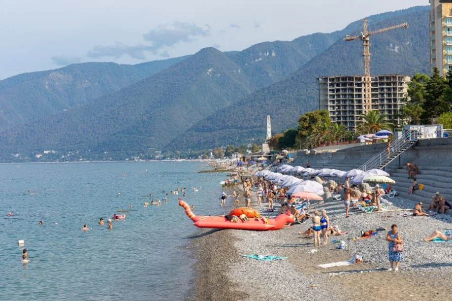 Абхазия зафиксировала мазут в море: купаться можно, но рыбе — хуже