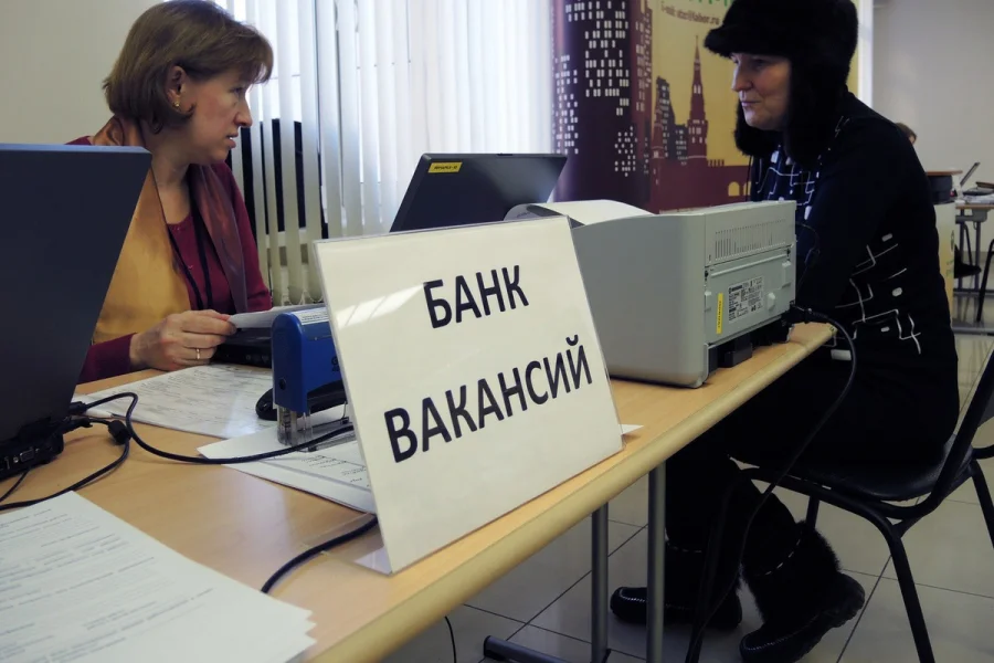 Россия на пороге трудового кризиса: вакансий меньше, сокращений больше