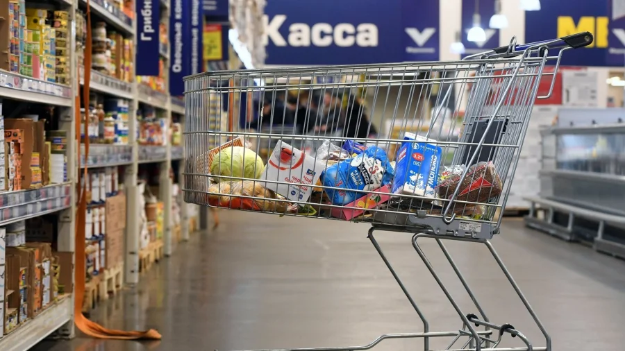 Цены на продукты и товары в России снижаются пятую неделю: прогноз экономистов
