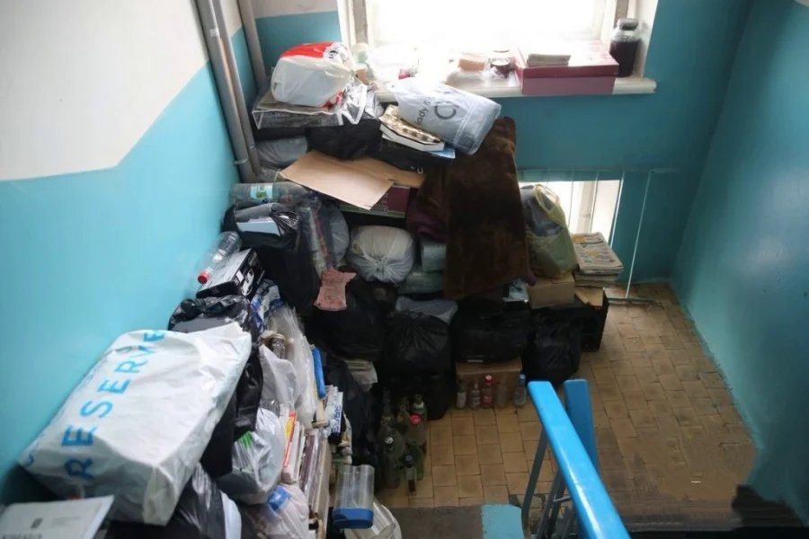 Пять тысяч за обувь: россиянам грозят штрафы за личные вещи в подъездах