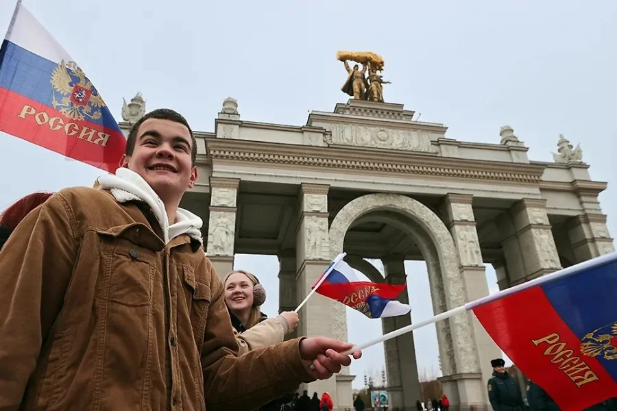 Как будут работать поликлиники, банки, МФЦ и почта в ноябрьские праздники 2025 года