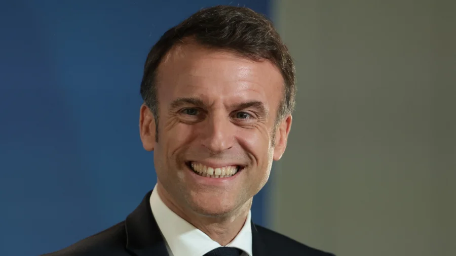 «Тайный знак»: необычный жест Макрона на встрече с Зеленским стал интернет-мемом