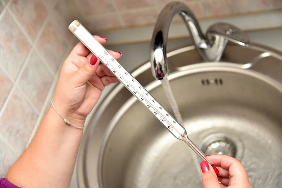 Россиянам напомнили о праве на перерасчет за горячую воду ниже норматива