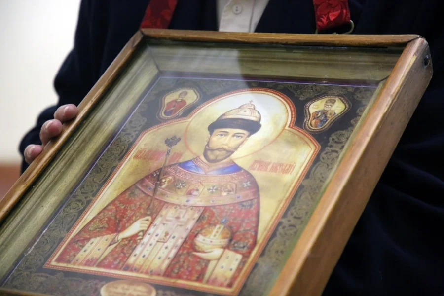 «Тревожный знак перед бурей»: икона Николая II замироточила в закрытом киоте