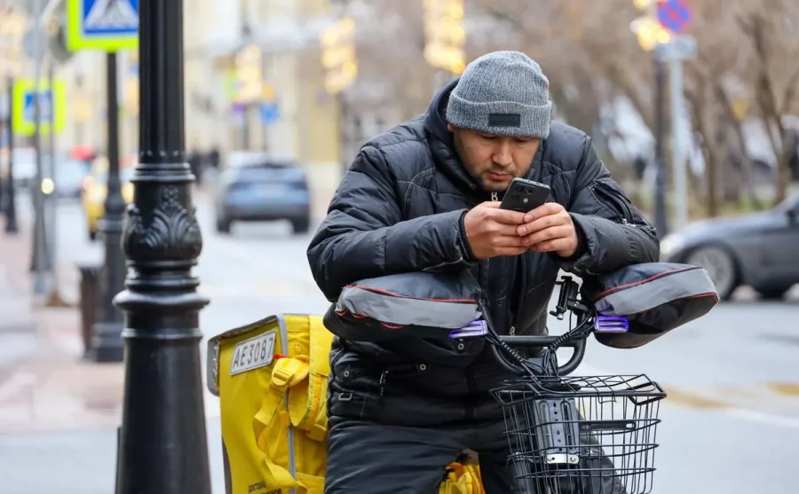 Зарплаты курьеров в России выросли на четверть: hh.ru назвал новые цифры