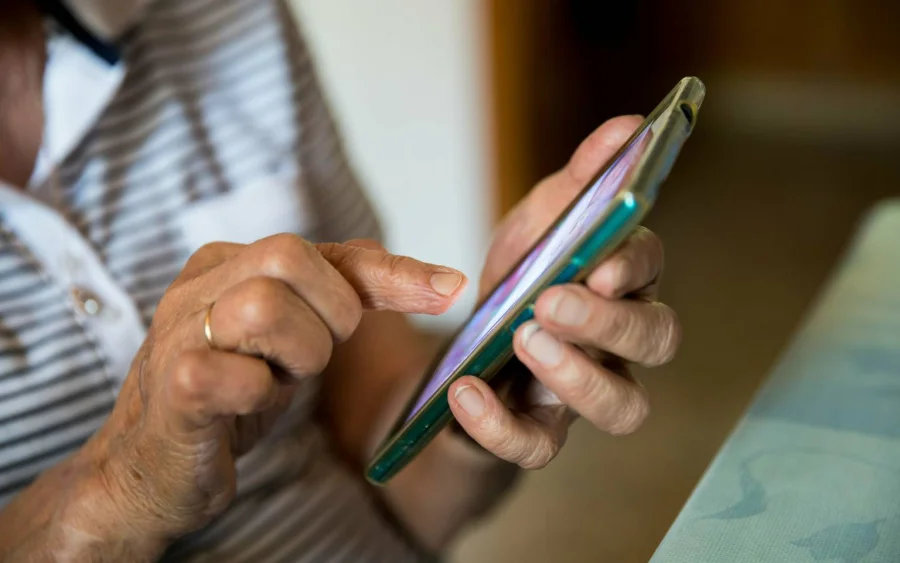 Мошенники усилили атаки на смартфоны россиян: вирусы маскируются под фотоархивы