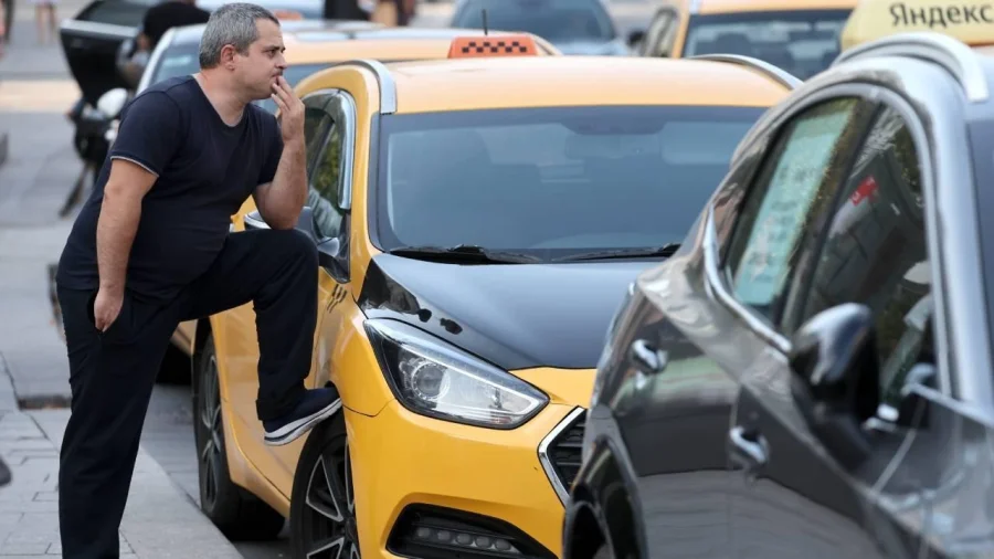 Полмиллиона рублей в месяц: сколько зарабатывают таксисты в России в 2025 году