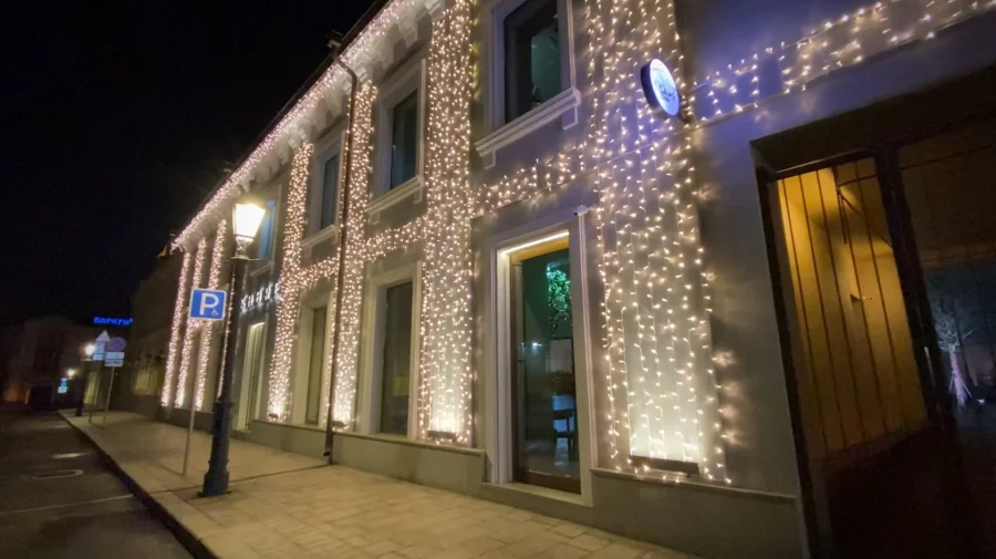 Новогодние гирлянды на фасаде - штраф до 15 тысяч рублей: россиянам напомнили о правилах украшения домов к Новому году