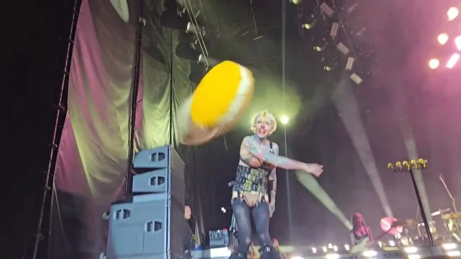 Барабанщик Rammstein бросил торт в россиянина на концерте в Таиланде