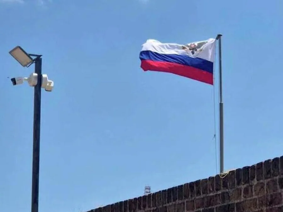 В Кейптауне над старейшей крепостью подняли флаг России — выяснилась неожиданная причина