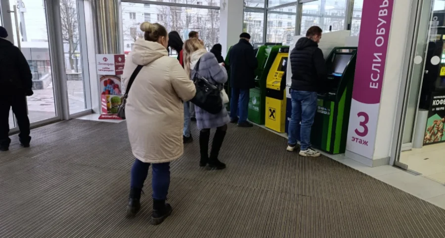 Массовый перевыпуск карт в России: банки предупредили о возможных рисках