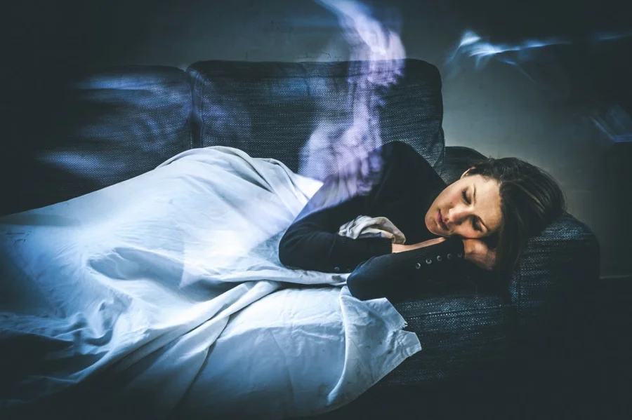 Священник объяснил, что означает зов умершего во сне и как правильно на него реагировать