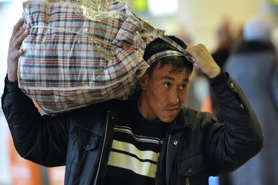 Конец эпохи дешёвого труда: почему мигранты массово покидают Россию