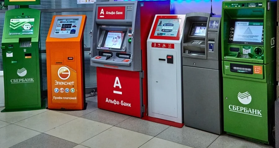 Миллион в месяц и ни рублем больше: банкоматы ограничат пополнение счетов