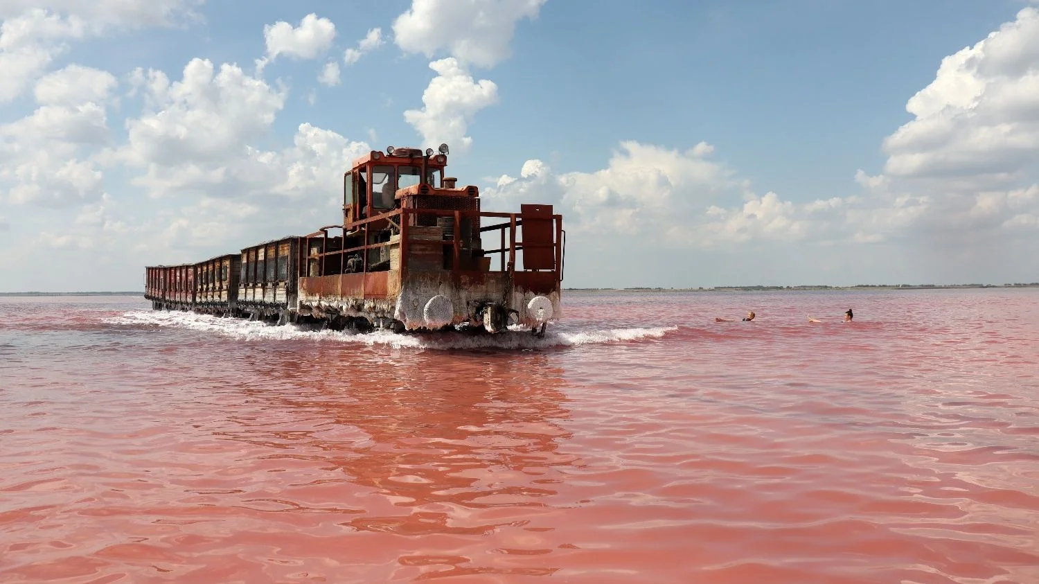 Поезд, идущий по воде: где в России находится уникальное розовое озеро из фэнтези?