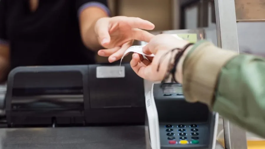 Защита от курьеров аферистов: банки готовят новые правила выдачи наличных
