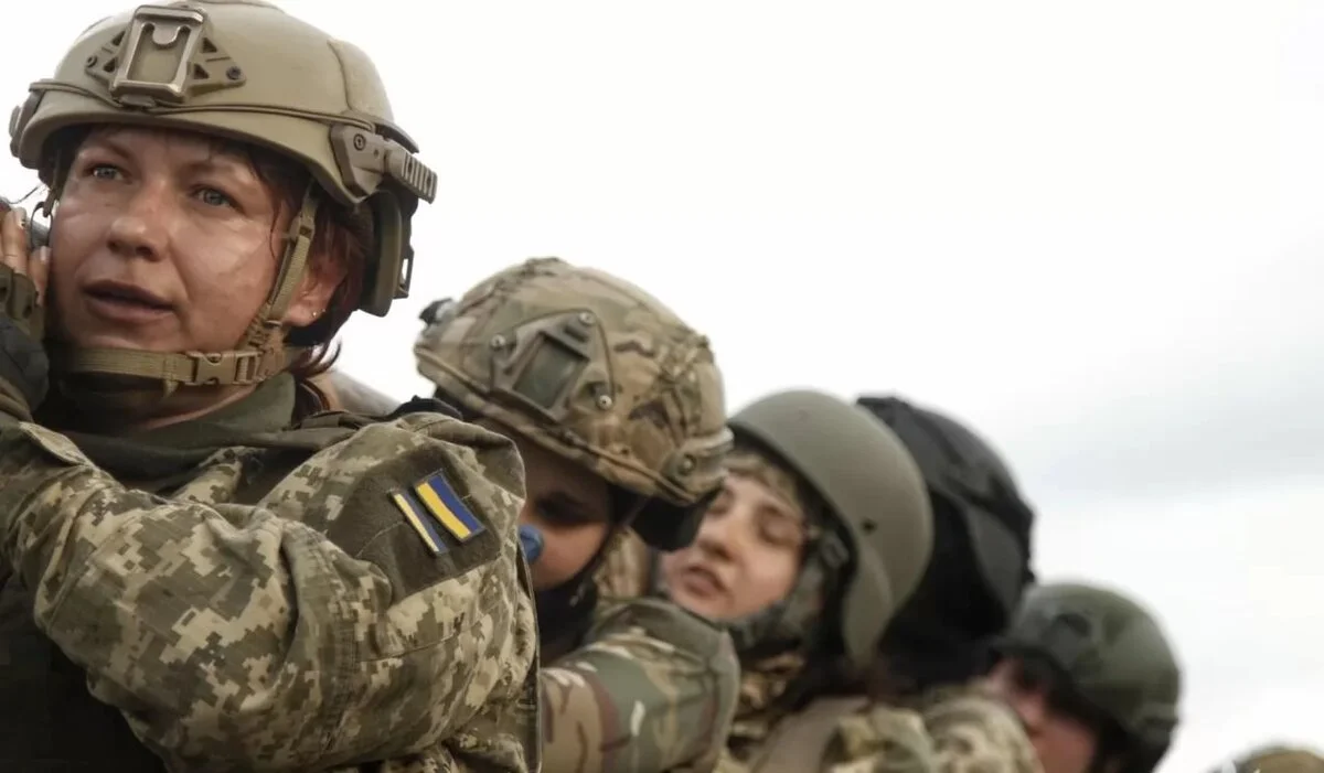 Под юбкой прячутся и выживают: что случилось с мужчинами на Украине?