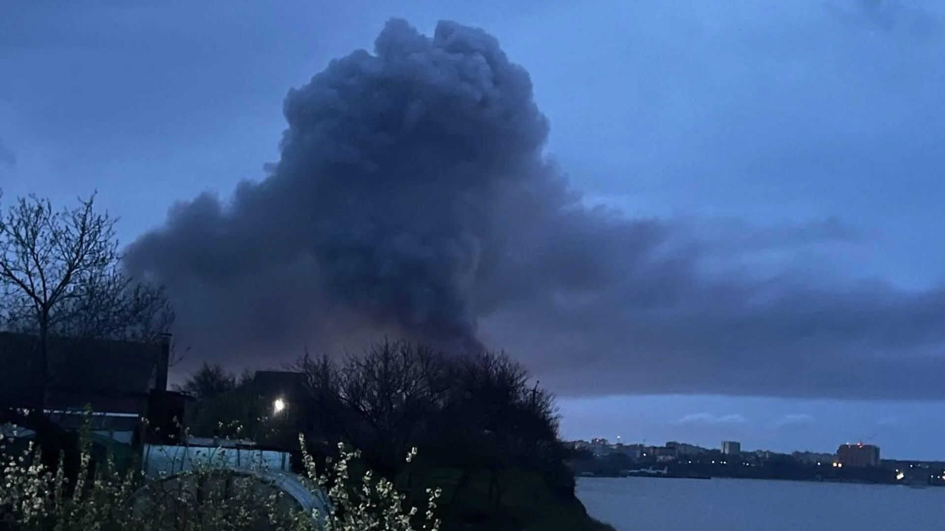 Взрывы в Ростове и Таганроге 19 апреля: ночная атака на Ростовскую область, подробности. Удары по Таганрогу - пострадавшие, пожар и повреждения инфраструктуры