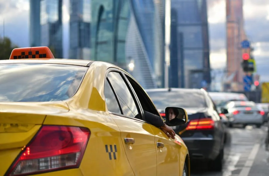 Доходы водителей такси в России за год выросли более чем наполовину — отрасль стала лидером по росту зарплат