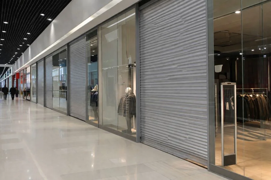 Маркетплейсы победили: в России началось массовое закрытие магазинов одежды и обуви