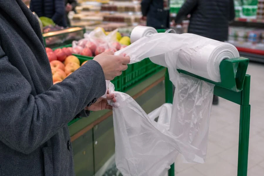 Взял лишний пакет — получил штраф: как работает закон в магазинах
