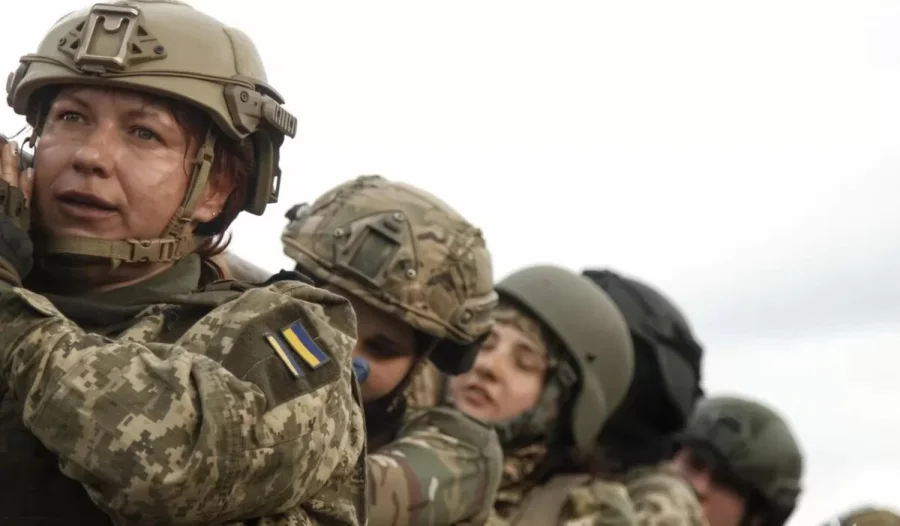 Под юбкой прячутся и выживают: что случилось с мужчинами на Украине?