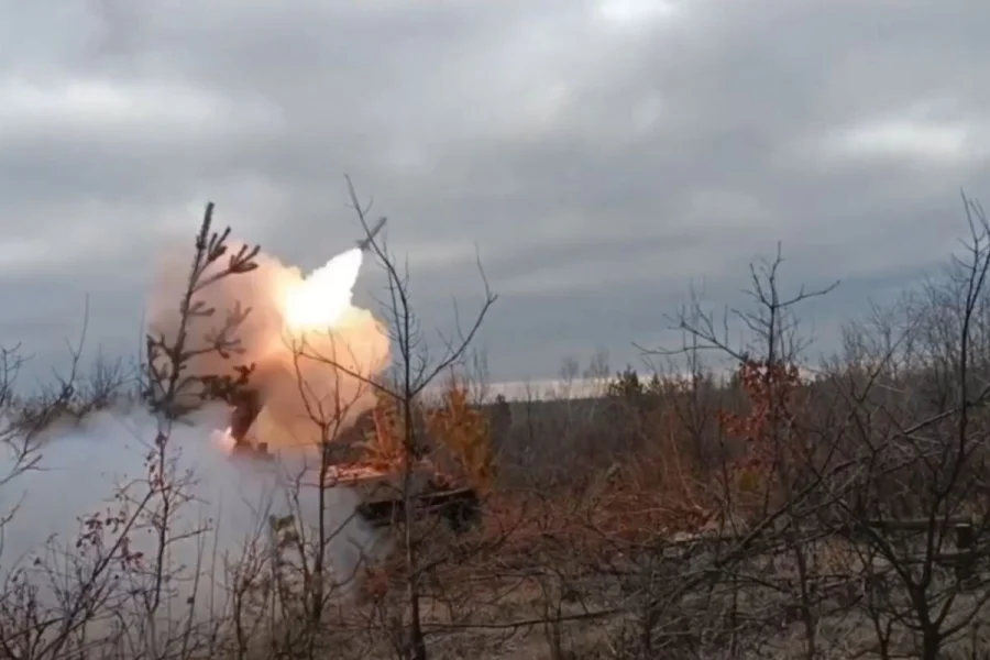 Ночная атака БПЛА на Новочеркасск 21 апреля: серия взрывов, пожар и сбои на железной дороге в Ростовской области