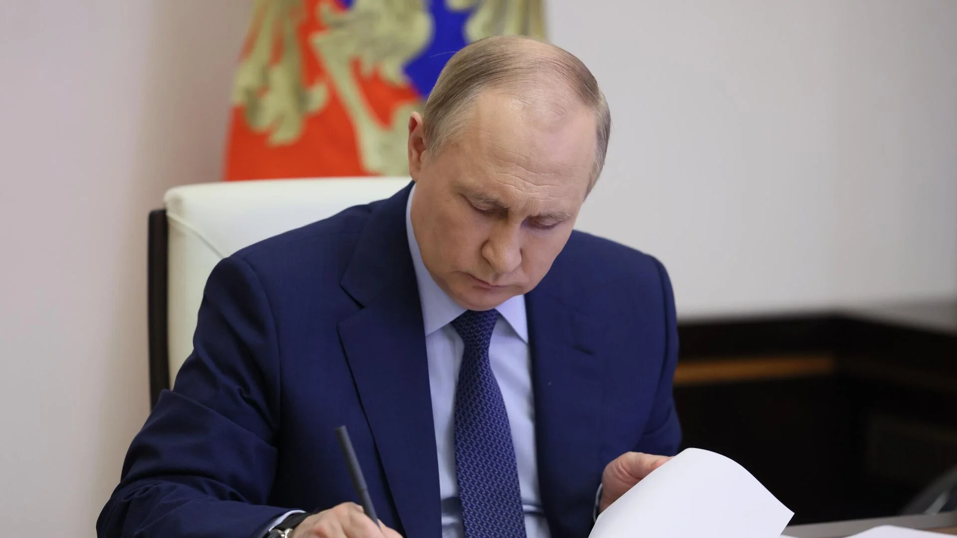 Путин подписал закон о защите россиян за границей с применением ВС РФ