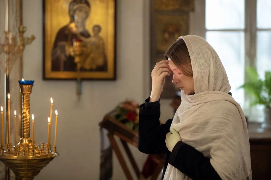 Священник объяснил, можно ли молиться и креститься вне церкви
