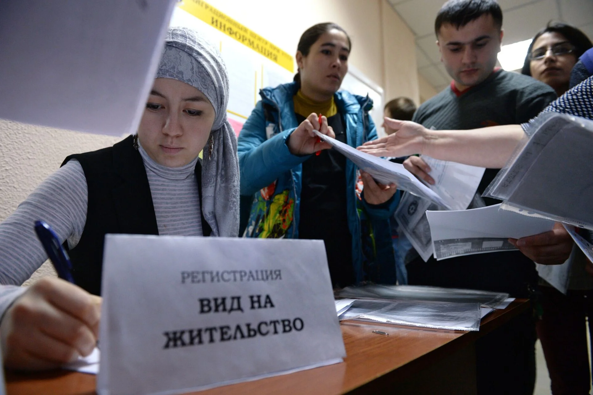 Как мигранты возвращают гражданство РФ: бюрократия и диаспора делают невозможное