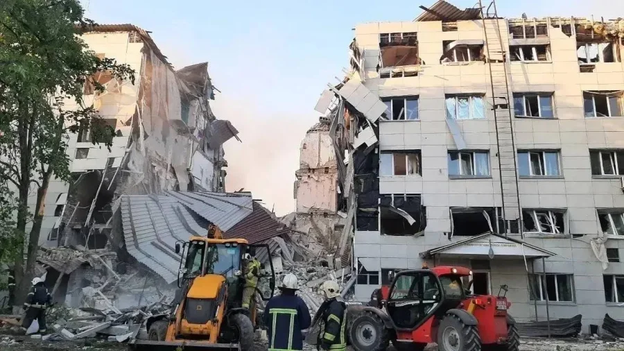 Дроны ВСУ ударили по общежитию с подростками в ЛНР: под завалами продолжают искать детей