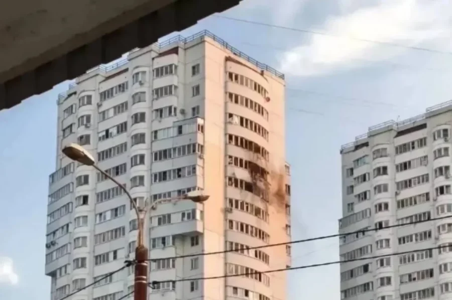 Беспилотник атаковал жилой дом в Чехове: повреждены фасад и квартиры, жители не пострадали