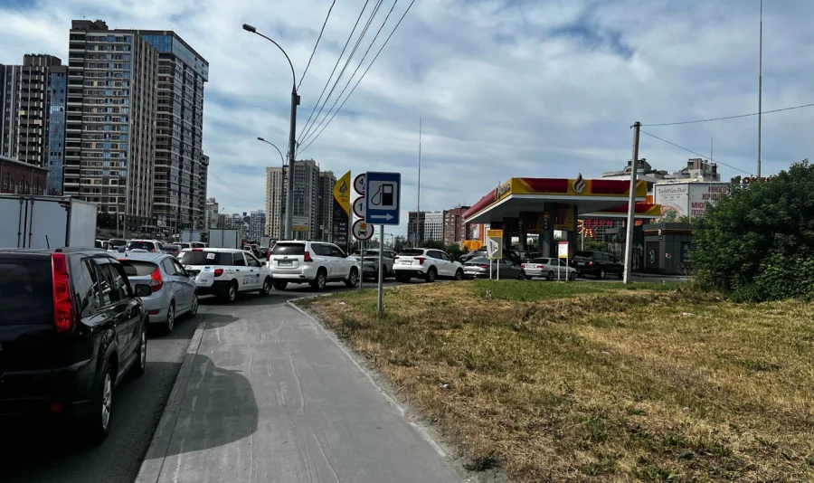Дефицит бензина в России: цены растут, власти обещают стабилизацию к августу