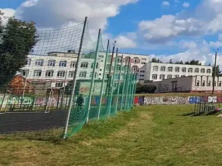 «Там человек горит, он инвалид, не может выйти»: ракета ВСУ попала в жилой дом рядом с детским садом в Брянске