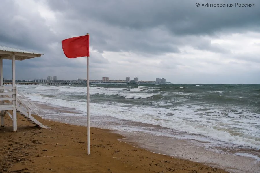 Шторм закрыл пляжи Анапы: купаться и выходить в море на надувных плавсредствах запрещено