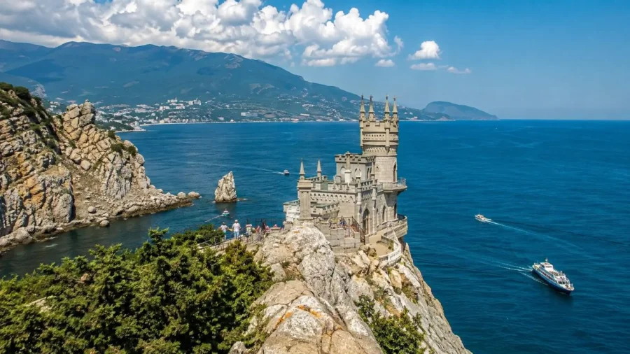 Обстановка в Крыму 17 августа 2026 года: воздушные тревоги, свет по ограничениям, топливо по кодам и огонь на Тепе-Оба
