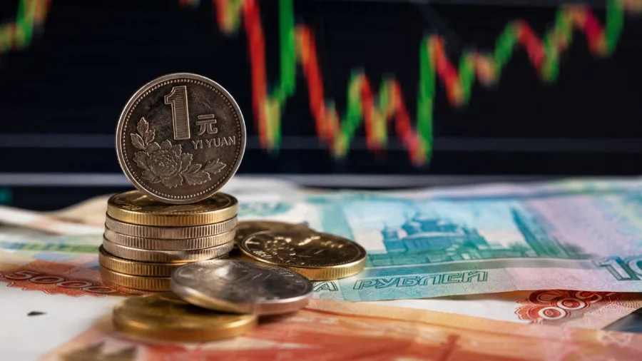 Рубль пошел вниз: решение Минфина подтолкнуло юань выше 12 рублей
