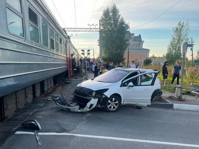 «Выехал на красный»: под Петербургом электропоезд столкнулся с автомобилем